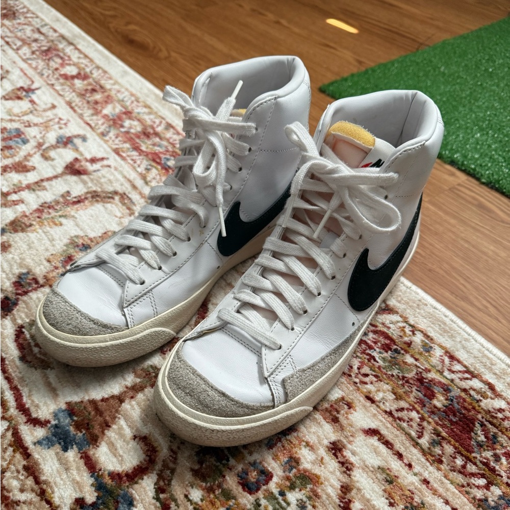 Nike Women's Blazer Mid 77 Shoes - Size 8